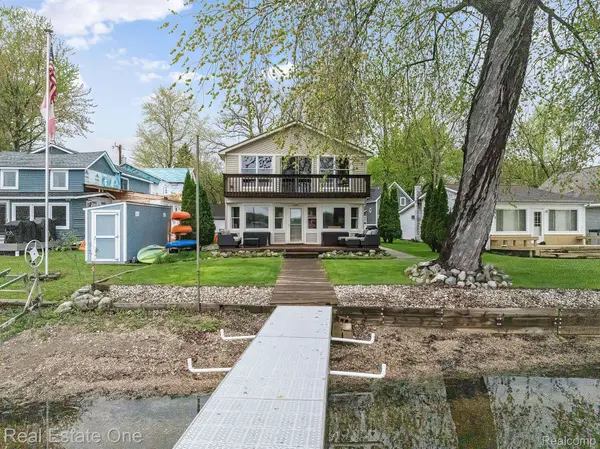 4825 Downing DR, Hamburg Township, MI 48169