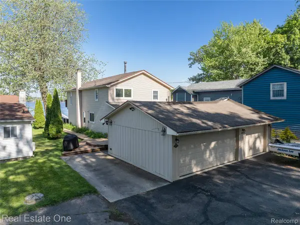 4825 Downing DR, Hamburg Township, MI 48169