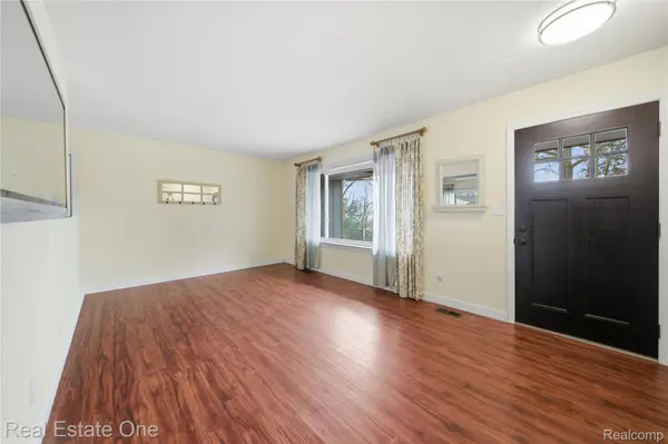 2276 Lakewood WAY, Hamburg Township, MI 48169