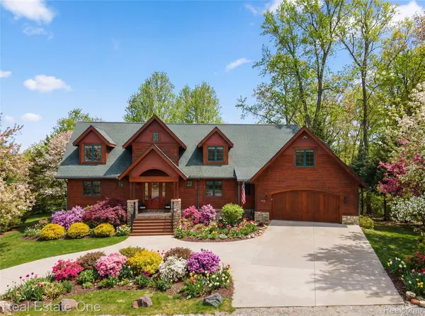 4529 Shoreview LN, Hamburg Township, MI 48189