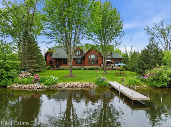 4529 Shoreview LN, Hamburg Township, MI 48189