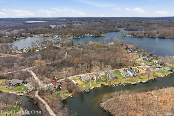 4529 Shoreview LN, Hamburg Township, MI 48189