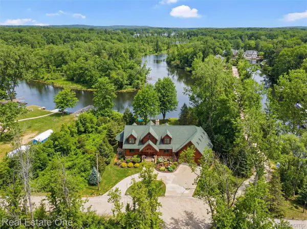 4529 Shoreview LN, Hamburg Township, MI 48189