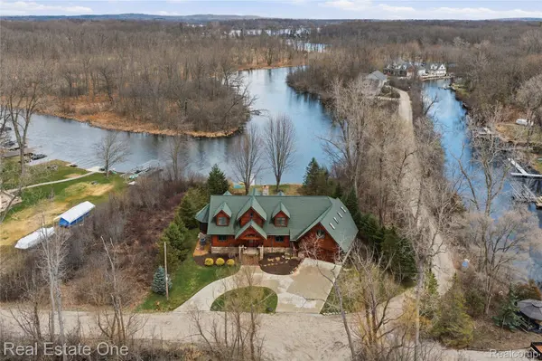 4529 Shoreview LN, Hamburg Township, MI 48189
