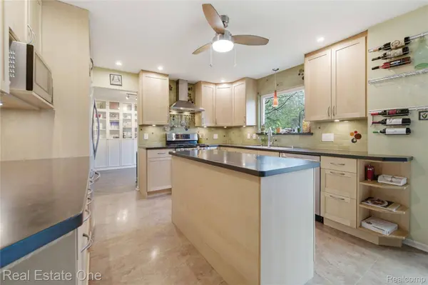 8135 Kimble DR, Hamburg Township, MI 48169