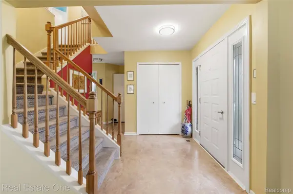 8135 Kimble DR, Hamburg Township, MI 48169
