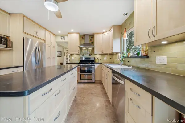 8135 Kimble DR, Hamburg Township, MI 48169