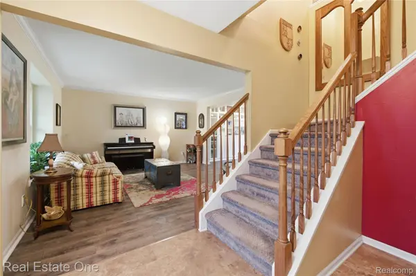 8135 Kimble DR, Hamburg Township, MI 48169