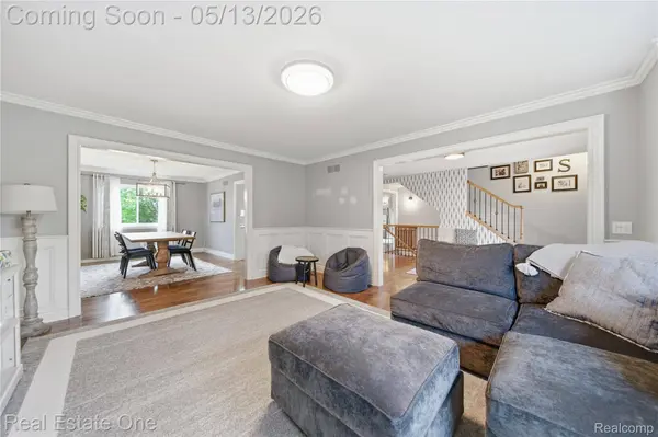 1031 Crestwood CT, South Lyon, MI 48178
