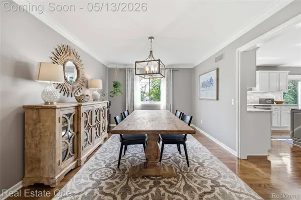 1031 Crestwood CT, South Lyon, MI 48178