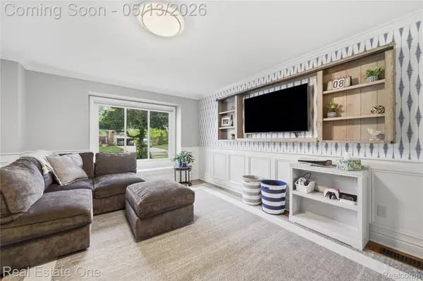 1031 Crestwood CT, South Lyon, MI 48178