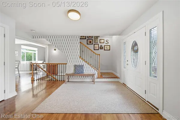 1031 Crestwood CT, South Lyon, MI 48178