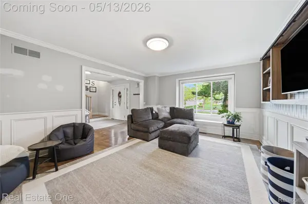 1031 Crestwood CT, South Lyon, MI 48178