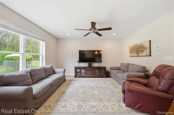 8915 Gittins ST, Commerce Charter Township, MI 48382