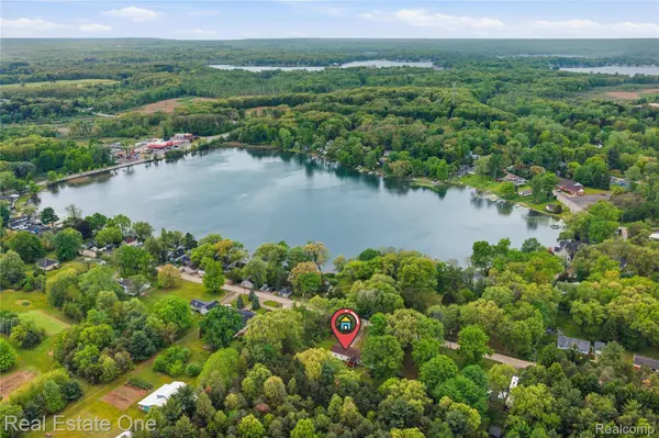 9715 Galatian DR, Hamburg Township, MI 48189