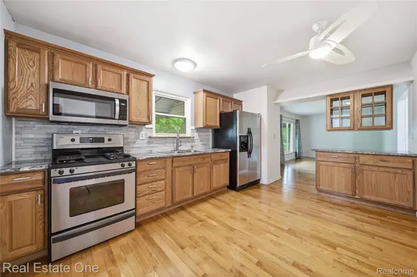 9715 Galatian DR, Hamburg Township, MI 48189