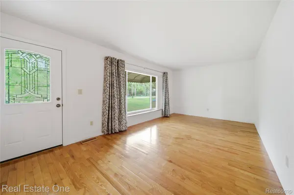 9715 Galatian DR, Hamburg Township, MI 48189