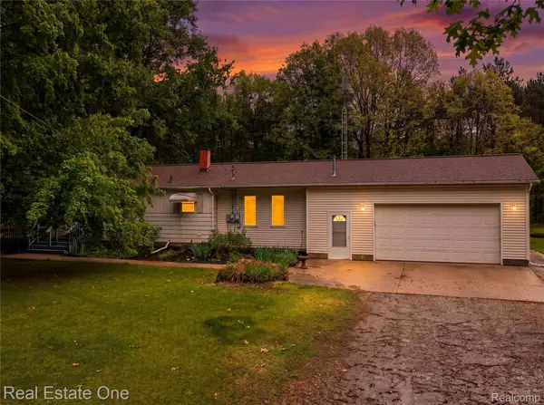 9715 Galatian DR, Hamburg Township, MI 48189