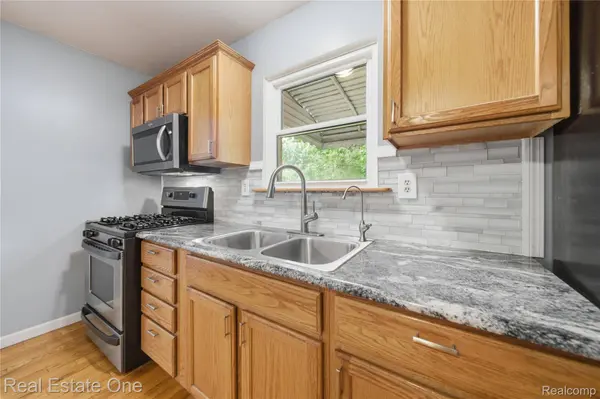 9715 Galatian DR, Hamburg Township, MI 48189