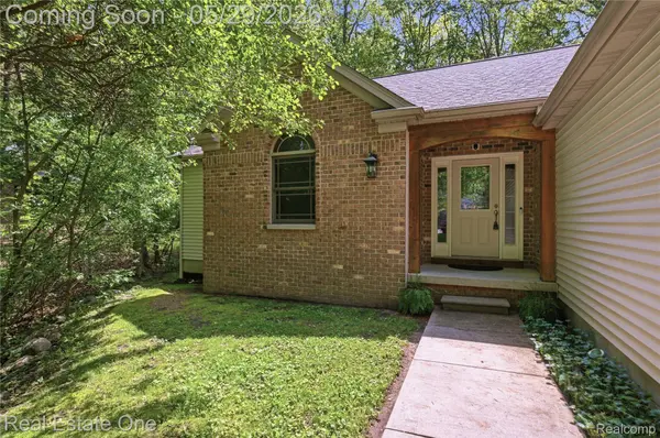 4640 Oak LN, Hamburg Township, MI 48189