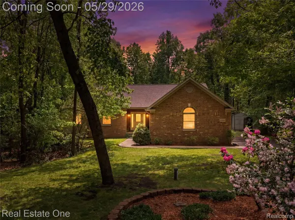 4640 Oak LN, Hamburg Township, MI 48189