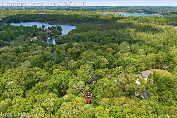 4640 Oak LN, Hamburg Township, MI 48189