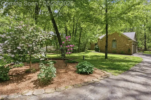 4640 Oak LN, Hamburg Township, MI 48189