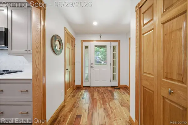 4640 Oak LN, Hamburg Township, MI 48189