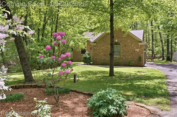4640 Oak LN, Hamburg Township, MI 48189