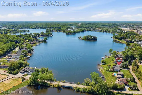 8080 Pine Ranch DR, Brighton Township, MI 48114