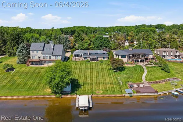 8080 Pine Ranch DR, Brighton Township, MI 48114