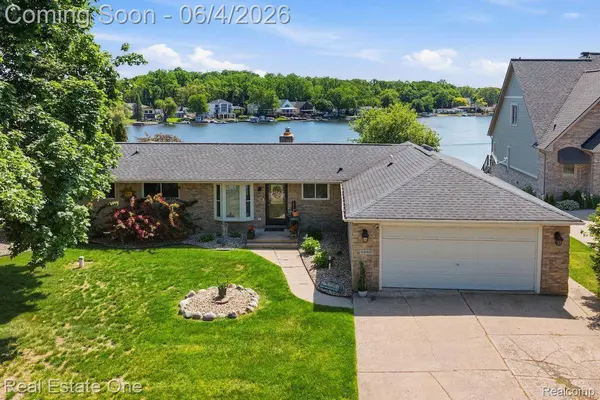 8080 Pine Ranch DR, Brighton Township, MI 48114