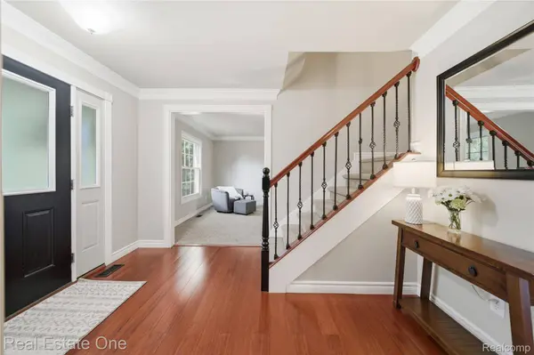219 Briarwood DR, Highland Charter Township, MI 48357