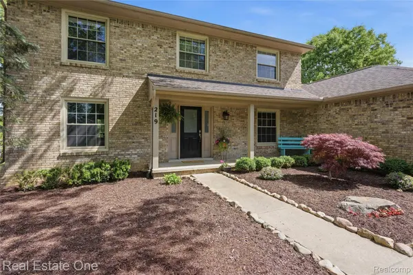 219 Briarwood DR, Highland Charter Township, MI 48357