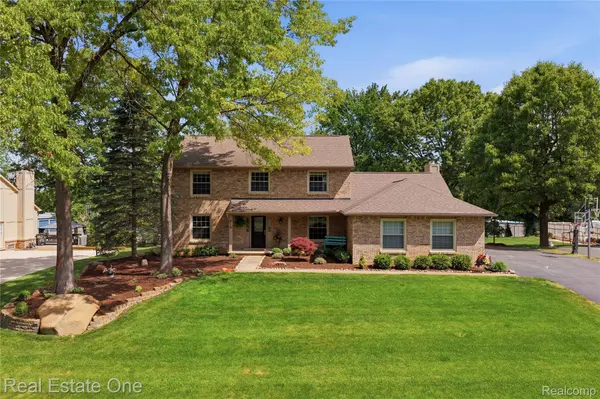 219 Briarwood DR, Highland Charter Township, MI 48357