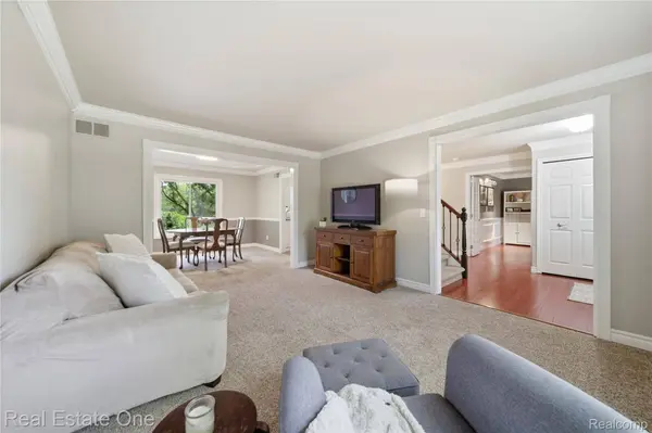 219 Briarwood DR, Highland Charter Township, MI 48357