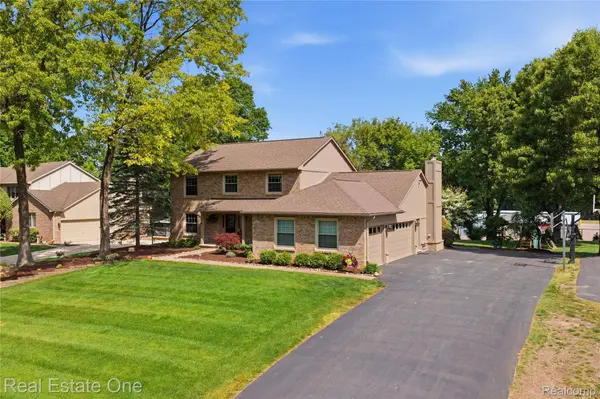 219 Briarwood DR, Highland Charter Township, MI 48357