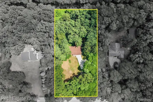 10353 McGregor RD, Hamburg Township, MI 48169