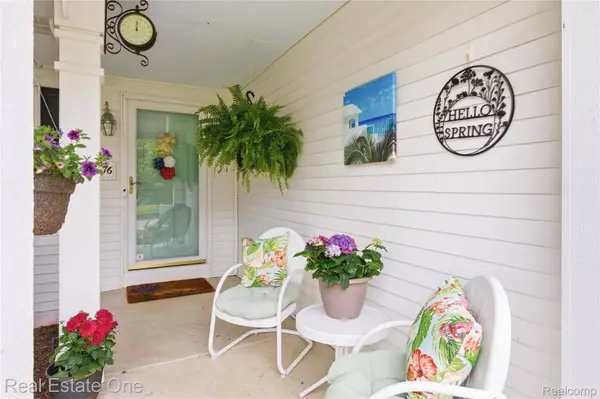 8576 Barrington DR, Superior Charter Township, MI 48198