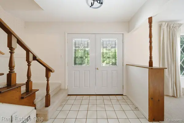 10353 McGregor RD, Hamburg Township, MI 48169