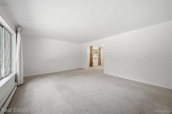 10353 McGregor RD, Hamburg Township, MI 48169