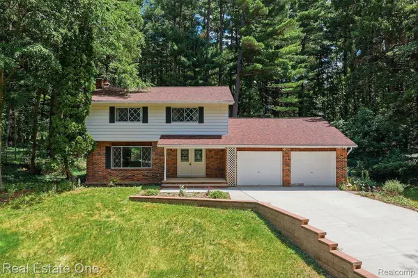 10353 McGregor RD, Hamburg Township, MI 48169
