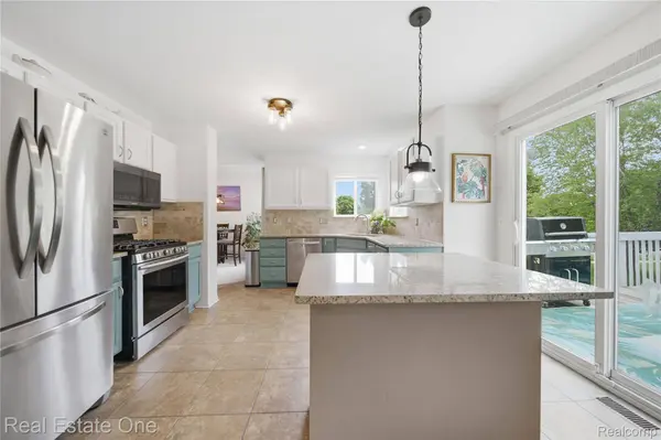 8576 Barrington DR, Superior Charter Township, MI 48198