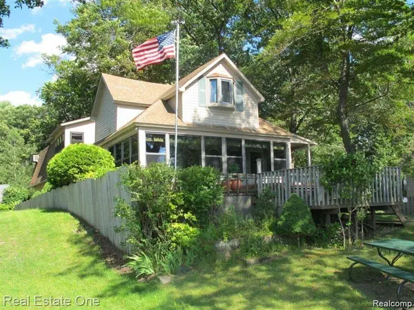 5181 Burton DR, Hamburg Township, MI 48169