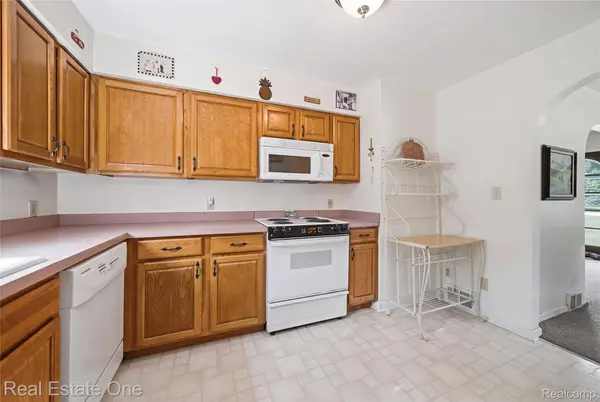 665 S Howell ST, Pinckney Village, MI 48169