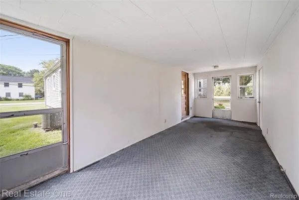 665 S Howell ST, Pinckney Village, MI 48169