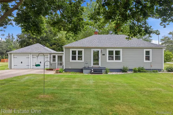 665 S Howell ST, Pinckney Village, MI 48169
