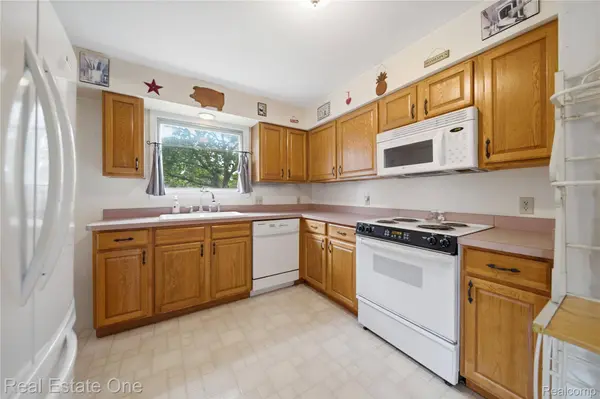665 S Howell ST, Pinckney Village, MI 48169