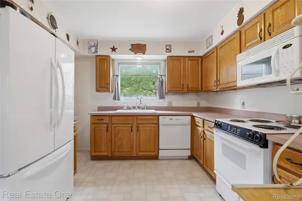 665 S Howell ST, Pinckney Village, MI 48169
