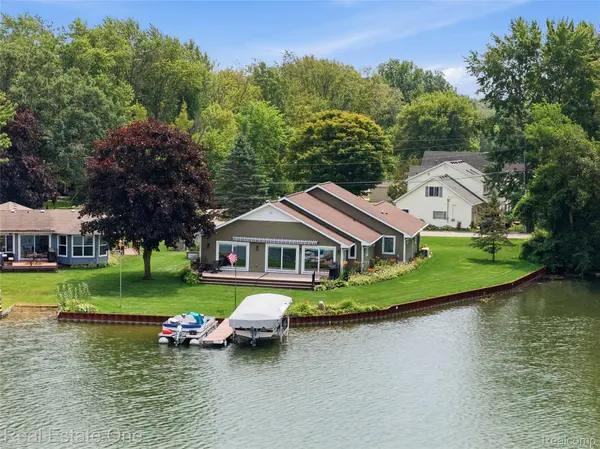 2939 Tamarack Lake DR, Hamburg Township, MI 48169